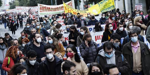 Yunanistan'da sular durulmuyor! Sağlık çalışanları sokaklara döküldü