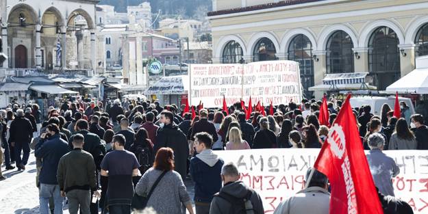 Komşuda sular durulmuyor! Sokaklara dökülen yüzlerce kişi pahalılığı protesto etti