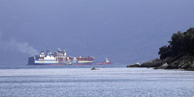 Yunanistan'da yanan feribot başka limana çekiliyor