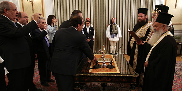 Yunanistan’da yeni kabine İncil’e el basarak yemin etti
