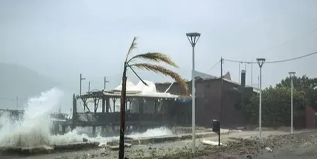 Yunanistan'dan kötü haber! Vatandaşlar peş peşe uyarıldı: Korkunç görüntüler, şiddetli fırtına araçları devirdi!