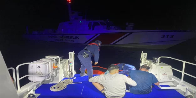 Yunanistan’dan Türkiye’ye itilen onlarca düzensiz göçmen kurtarıldı! Göçmen kaçakçısının kaçmasına izin verilmedi