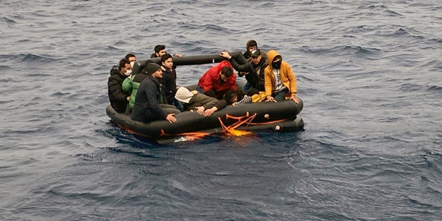 Yunanistan'ın can salına bindirip ölüme ittiği göçmenleri Türkiye kurtardı