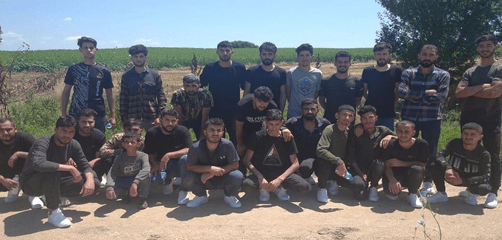 Yunanistan’ın çıplak halde sınıra bıraktığı düzensiz göçmenlere Türkiye sahip çıktı