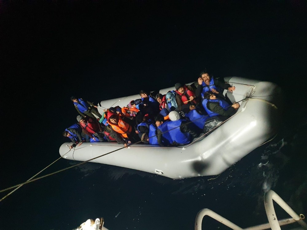 Yunanistan’ın denizin ortasında bıraktığı 130 göçmeni sahil güvenlik kurtardı 