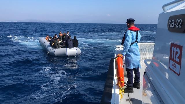 Yunanistan'ın geri ittiği 48 düzensiz göçmen kurtarıldı