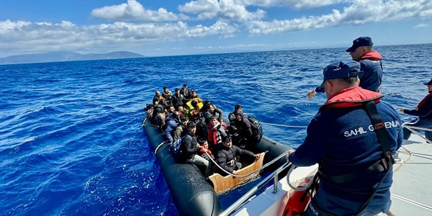Yunanistan'ın geri ittiği düzensiz göçmenler karaya çıkarıldı