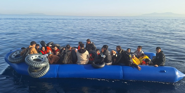Yunanistan'ın geri ittiği düzensiz göçmenler kurtarıldı