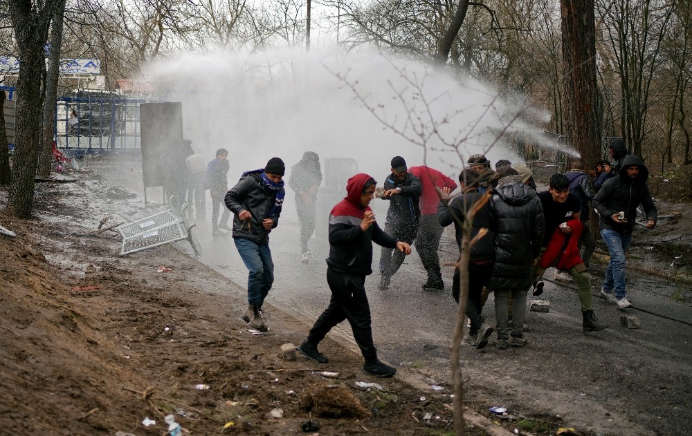 Yunanistan’ın göçmenlere yönelik sert müdahalesi sürüyor 