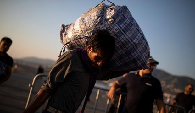 Yunanistan'ın iktidar partisi vekili, mülteciye hakaret etti