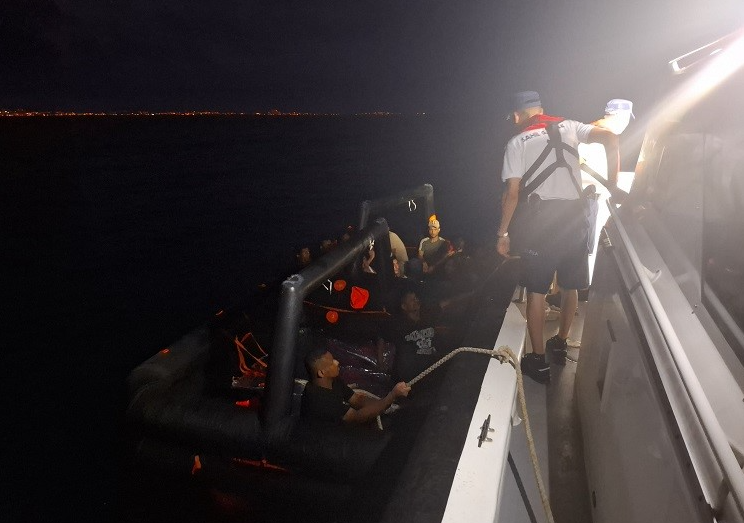 Yunanistan’ın ittiği 21 düzensiz göçmen kurtarıldı