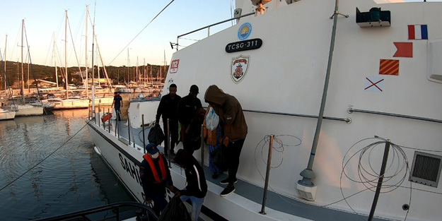 Yunanistan'ın ittiği lastik bottaki göçmenleri Türkiye kurtardı