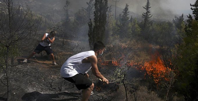 Yunanistan'ın Korinthos bölgesinde yangın: 1 ölü, 2 yaralı