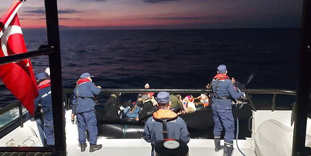 Yunanistan'ın lastik botta ölüme ittiği göçmenleri Türkiye kurtardı