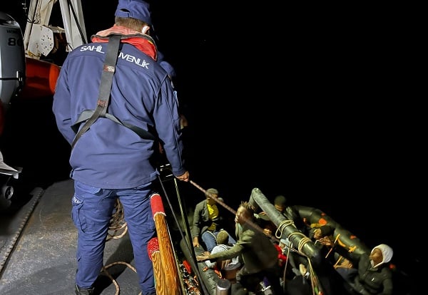 Yunanistan’ın ölüme terk ettiği 15 düzensiz göçmen kurtarıldı
