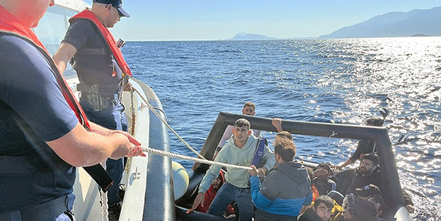 Yunanistan'ın ölüme terkettiği 13 göçmen kurtarıldı!