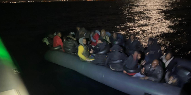 Yunanistan'ın Türk kara suların ittiği göçmenler kurtarıldı