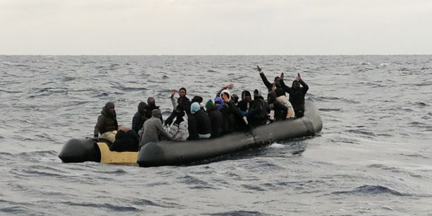 Yunanistan'ın Türk kara sularına ittiği göçmenler kurtarıldı