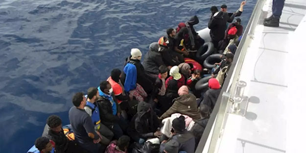 Yunanistan'ın Türk kara sularına ittiği sığınmacılar kurtarıldı