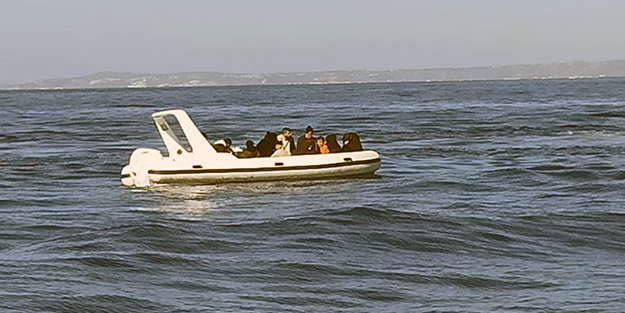 Yunanistan'ın Türk karasularına ittiği göçmenler kurtarıldı
