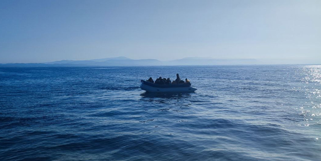 Yunanistan'ın Türkiye'ye ittiği 13 düzensiz göçmen kurtarıldı