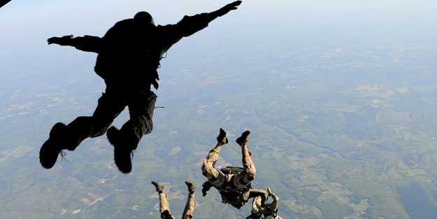 Yunanlılar birbirine düştü “Yakında Türk paraşütçüler Atina'ya inecek”