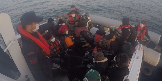Yunanlıların denize ittiği mültecileri Türk Sahil Güvenliği kurtardı