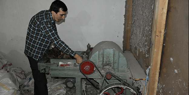 Yünlerin içinde buldu, hemen annesini aradı! Resmen içinden hazine çıktı