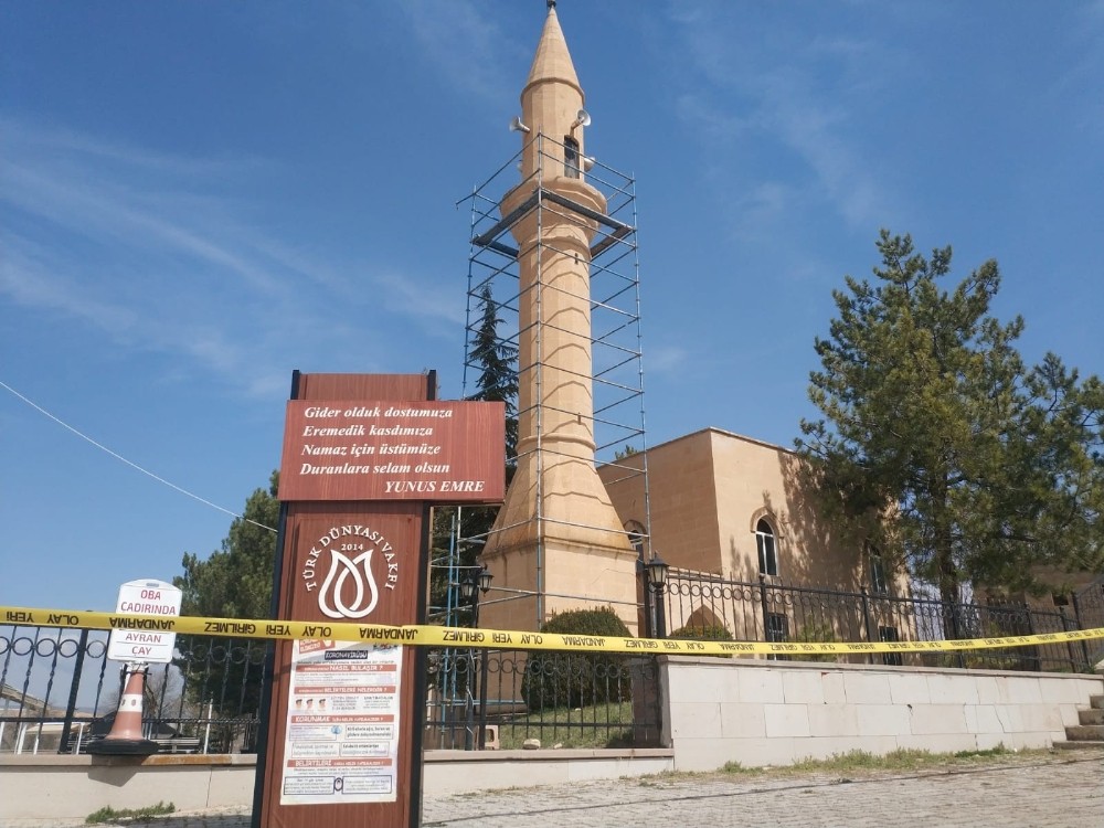 Yunus Emre türbesine Korona kilidi 