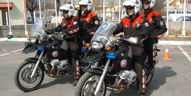 Yunus polislerinden ayağı kırılan küçük Berat'a ziyaret