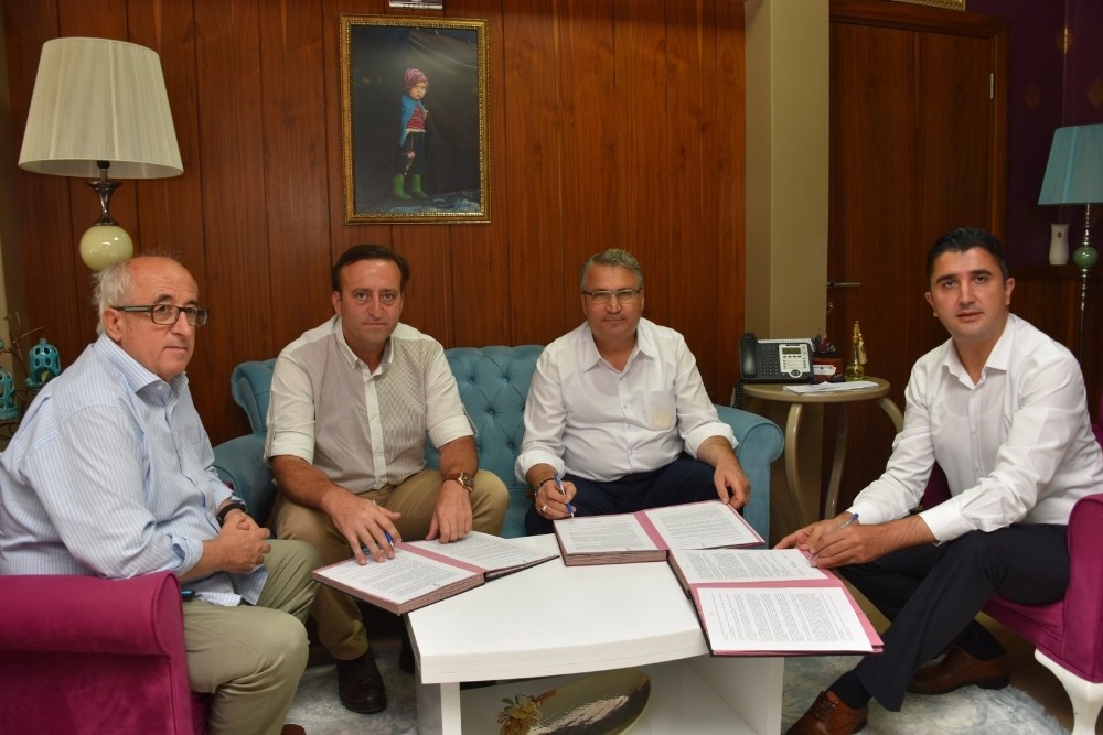 Yunusemre Belediyesi bu yıl da Aigai kazı çalışmalarının ana sponsoru oldu 