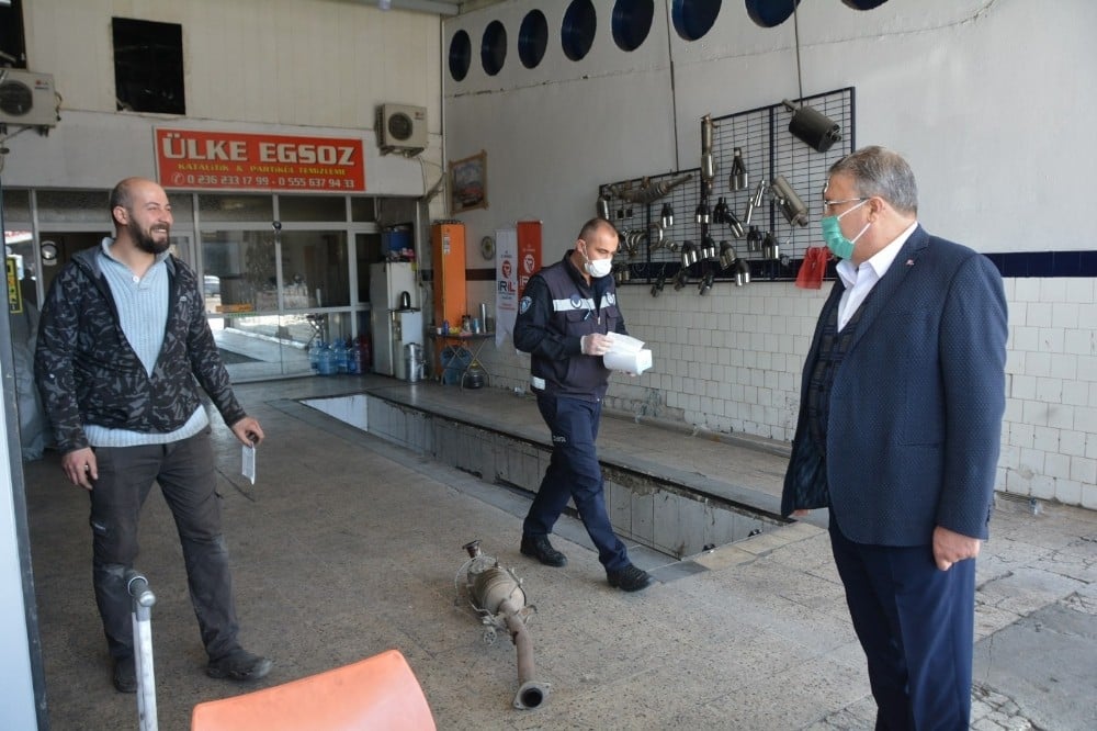 Yunusemre Belediyesi esnafa maske dağıttı 