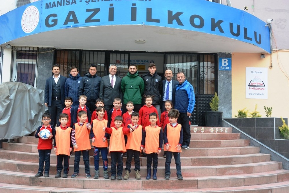 Yunusemre Gazi İlkokulu’nda genç yetenekler belirlendi 
