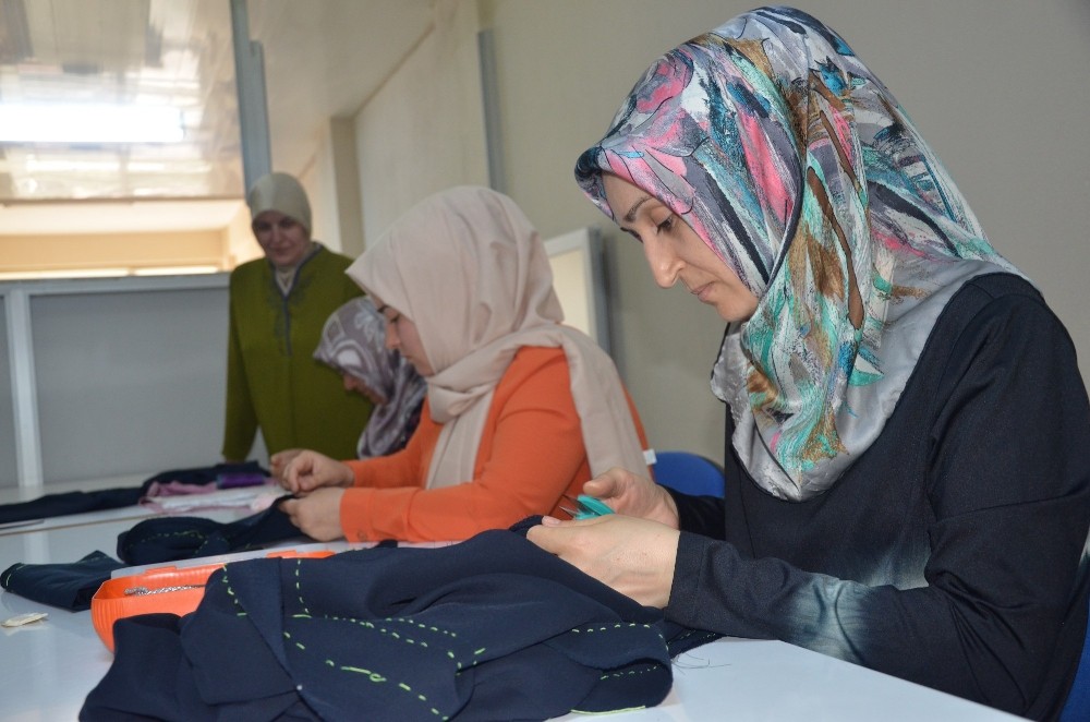 Yunusemre ile ev ekonomilerine katkı sağlıyorlar 