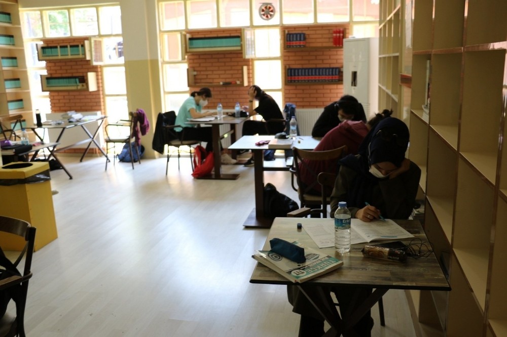 Yunusemre Millet Kıraathanesi kapılarını yeniden açtı 
