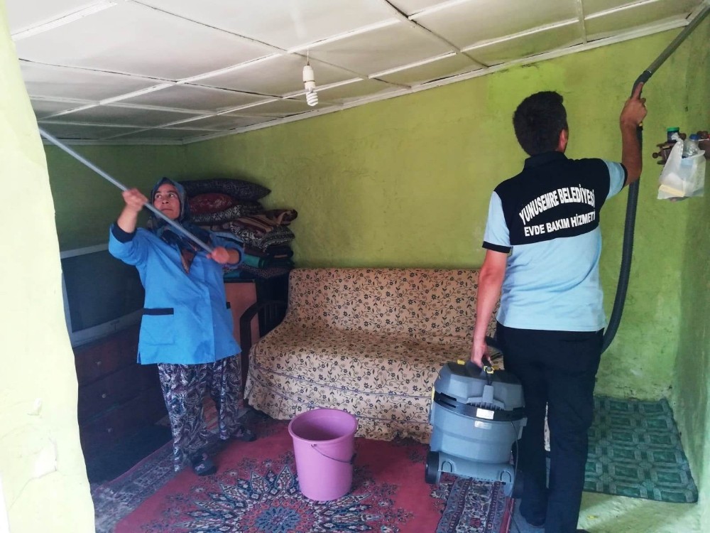 Yunusemre’de bayram öncesi evde bakım hizmetleri yoğunlaştı 