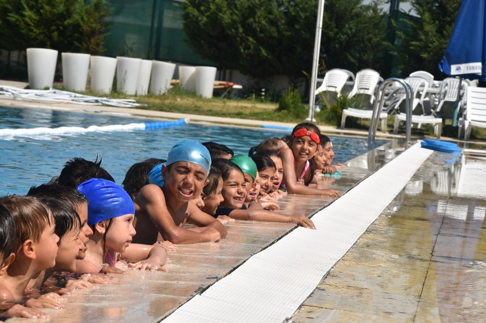 Yunusemre’de bin öğrenci yüzme öğreniyor 