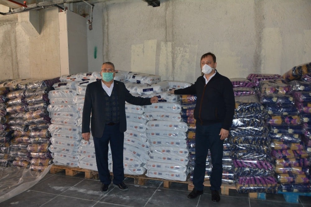 Yunusemre’de erzak dağıtımı sürüyor 