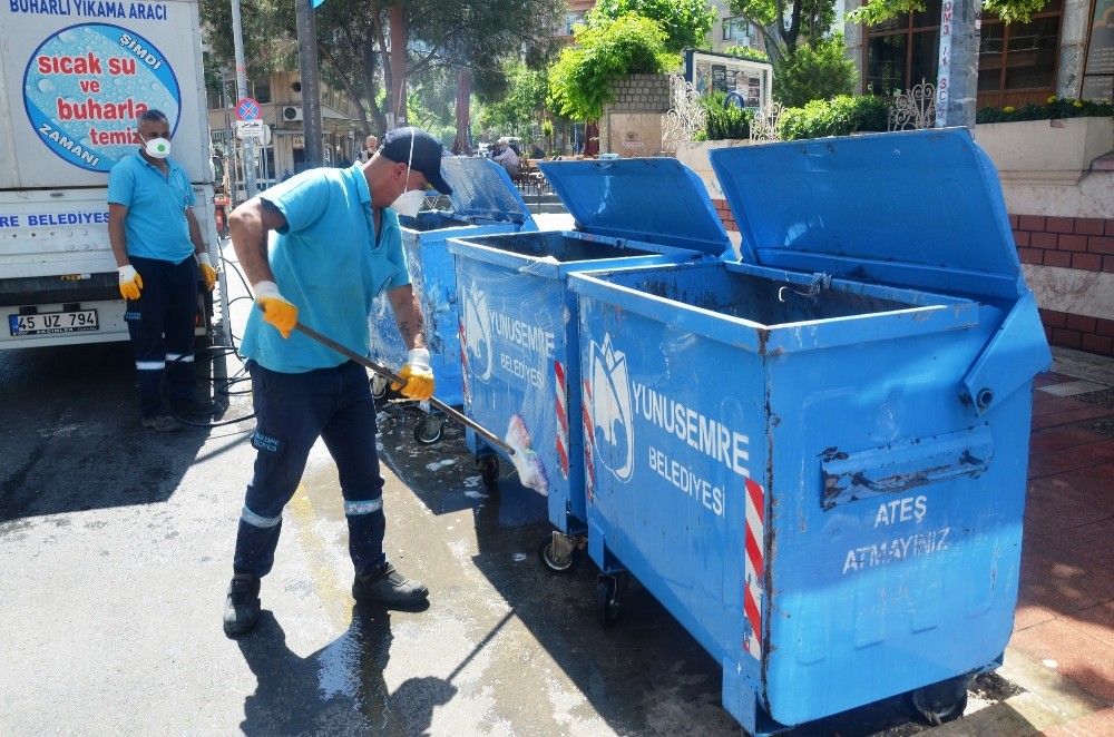 Yunusemre’de konteynerler temizleniyor 