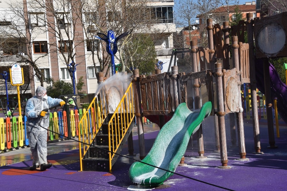 Yunusemre’de korona virüsüne karşı ilaçlama başladı 