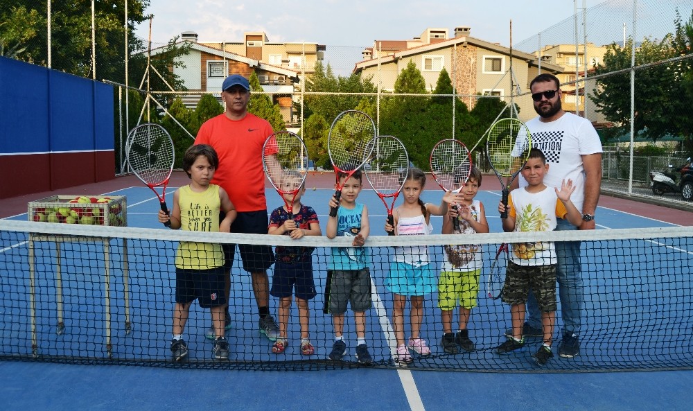 Yunusemre’de yaz tenis kursu başladı 