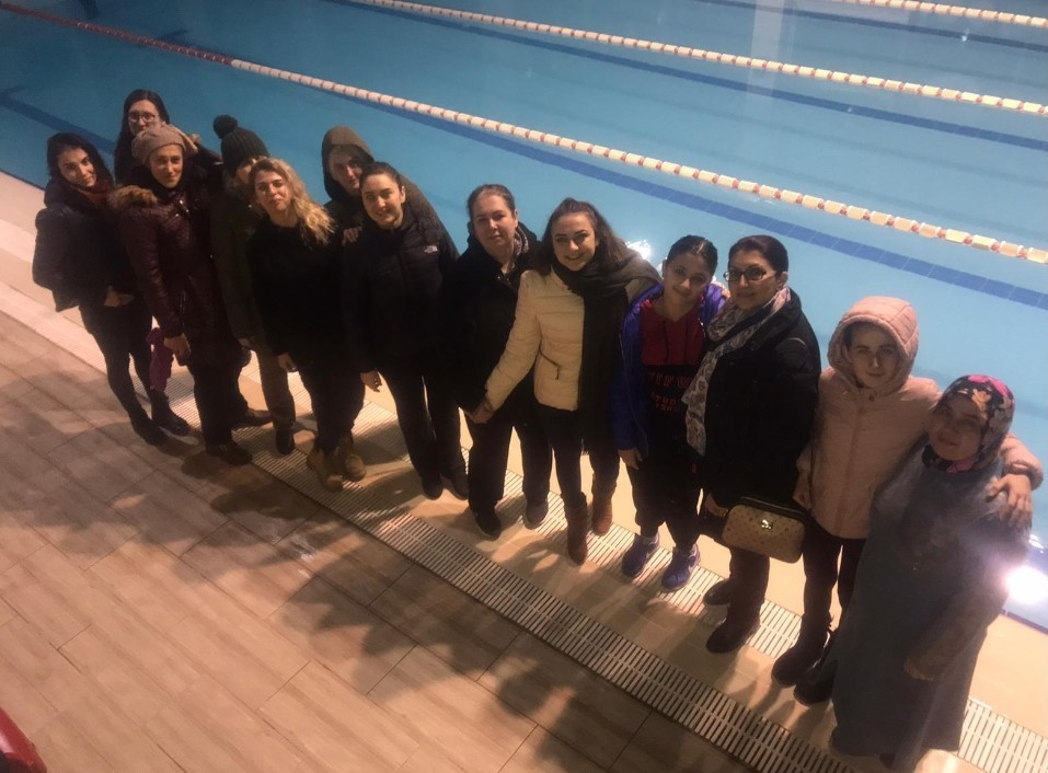 Yunusemre’de yüzme kursları devam ediyor 