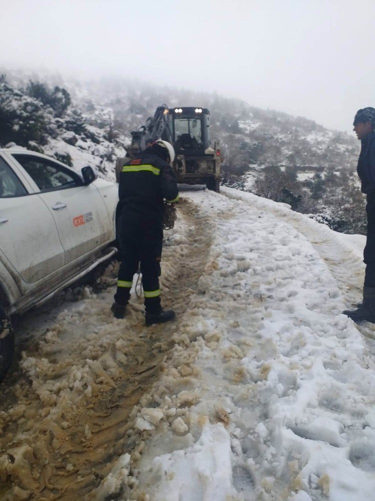 Yunusemre’den 2 mahallede kar temizleme çalışması 