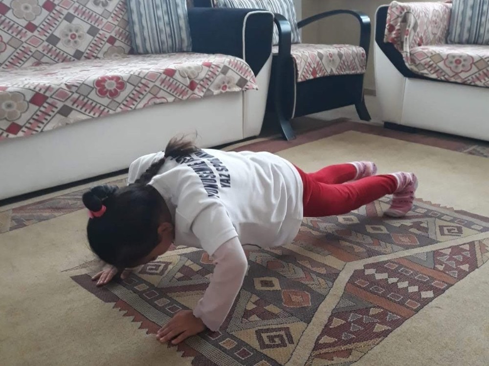 Yunusemreli badmintoncular antrenmanlarına evden devam ediyor 