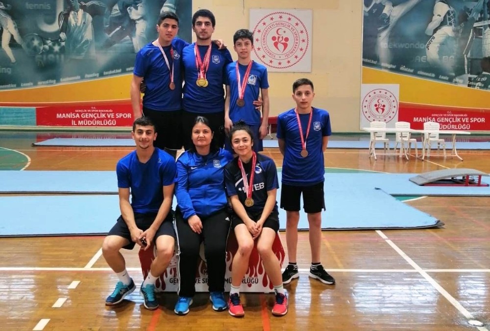 Yunusemreli badmintonculardan büyük başarı 