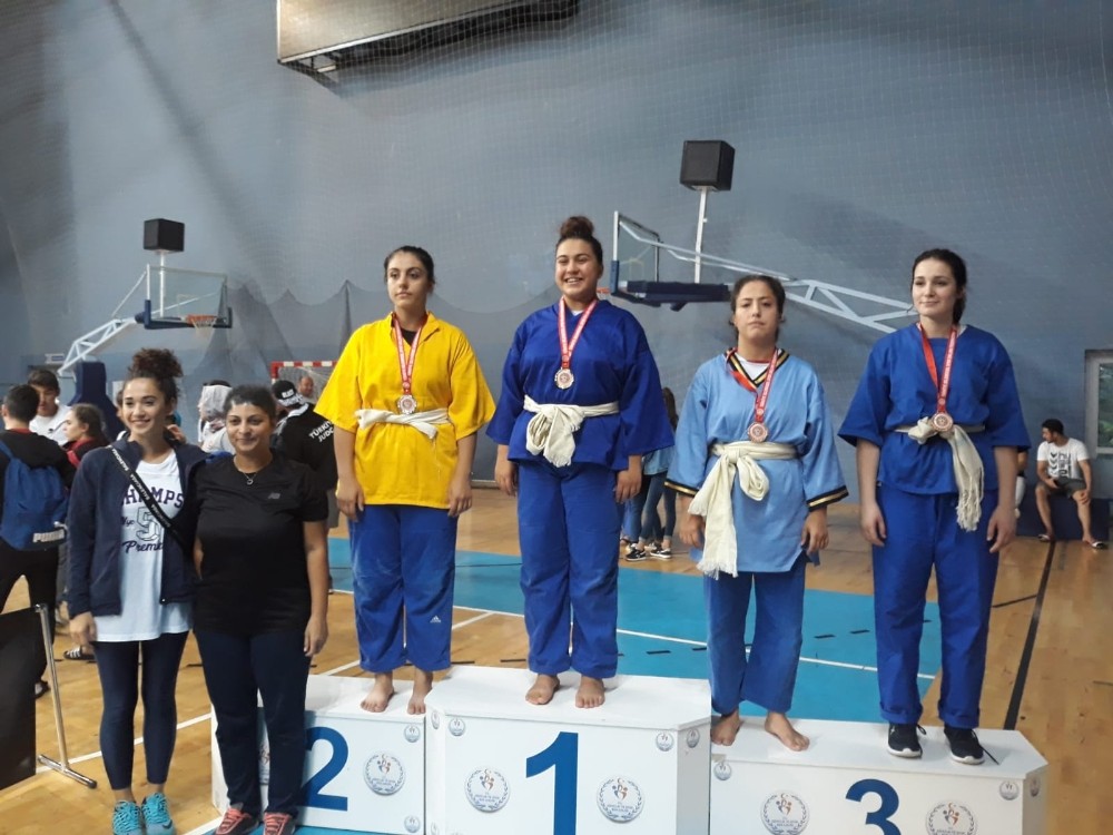 Yunusemreli güreşçiler Zonguldak’ta madalyaları topladı 