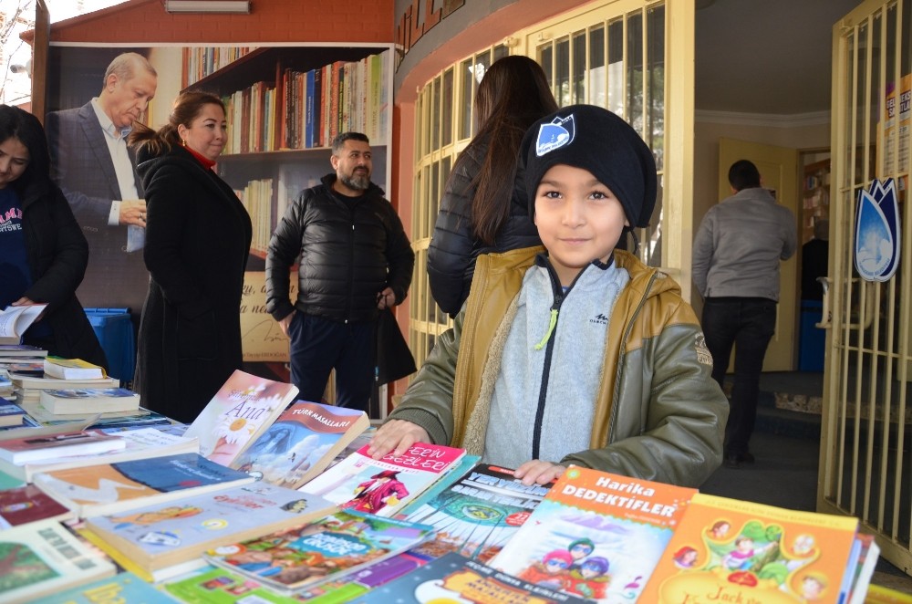 Yunusemreli sporcular 500 kitap bağışladı 