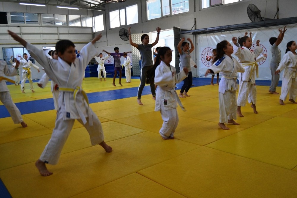 Yunusemre’nin judo kursuna yoğun ilgi 