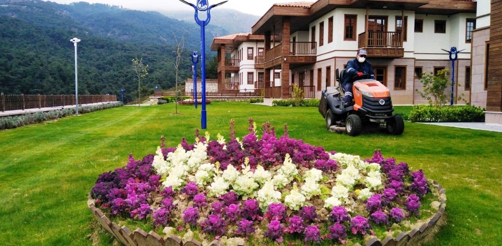 Yunusemre’nin parklarında düzenleme çalışmaları devam ediyor 