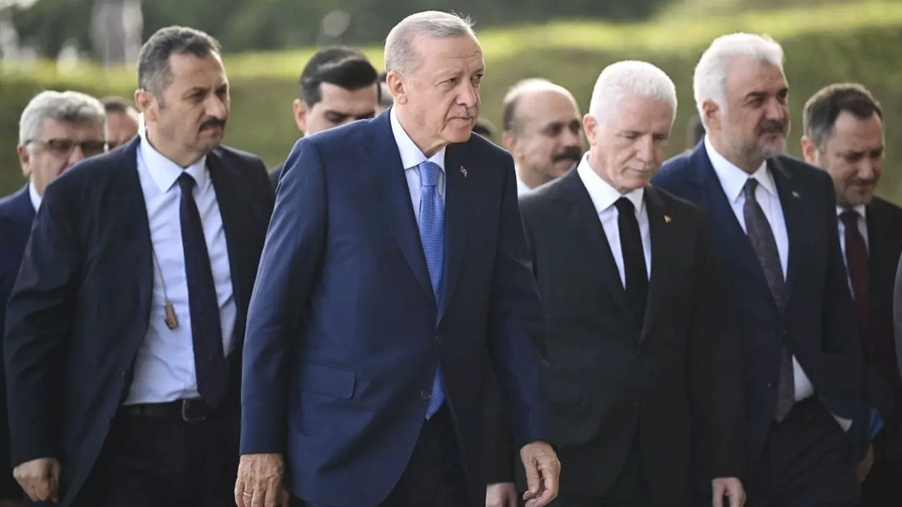 Yurda dönen Erdoğan cuma namazını Büyük Çamlıca Camisi'nde kıldı